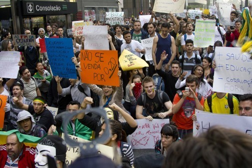 Manifestantes protestam na Avenida Paulista